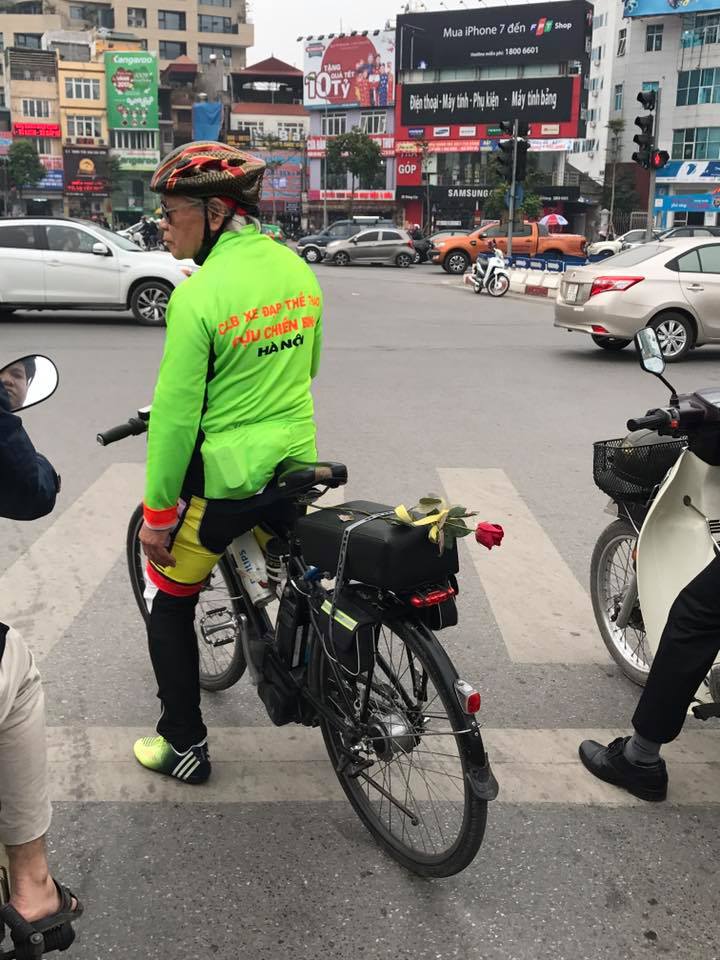 Bức ảnh chở một nhành hoa gây sốt ngày lễ Tình nhân